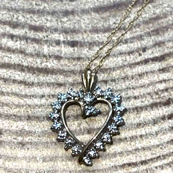 10k Solid Gold Chain With 10k Gold Heart Pendant With Diamonds - Picture 1 of 12